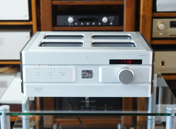 【美品】SOULNOTE P-3 2026年製 ソウルノート プリアンプ プレミアム・シルバー ワンオーナー#R09895 Vintage silver stereo amplifier on a glass table with a large round volume knob and red LED readout, in a wood shelving backdrop.