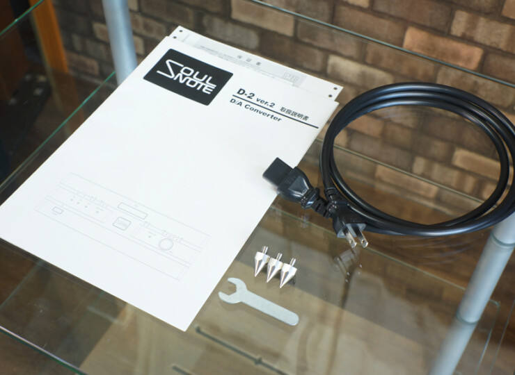 【美品】SOULNOTE D-2 ver2 SF ソウルノート D/Aコンバーター 2026年製 ワンオーナー美品 #R09897 D-2 VIA Converter kit contents: power cable, mounting screws, wrench, and instruction sheet on a glass surface.