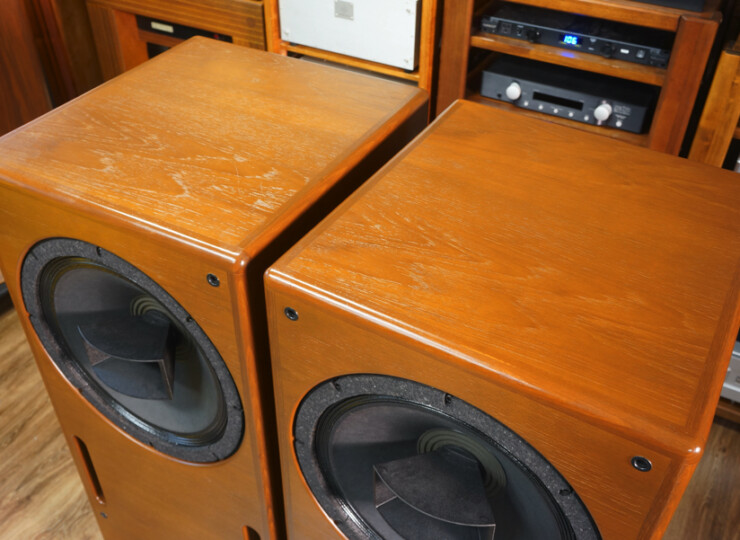 【ワンオーナー美品】Ballad BA-1500 バラッド GPA社38cm同軸ユニット搭載 スピーカーシステム / フィンランドバーチ箱 #R09952 Two large wooden floor-standing speakers with black woofer cones sit in a room with audio equipment behind them.