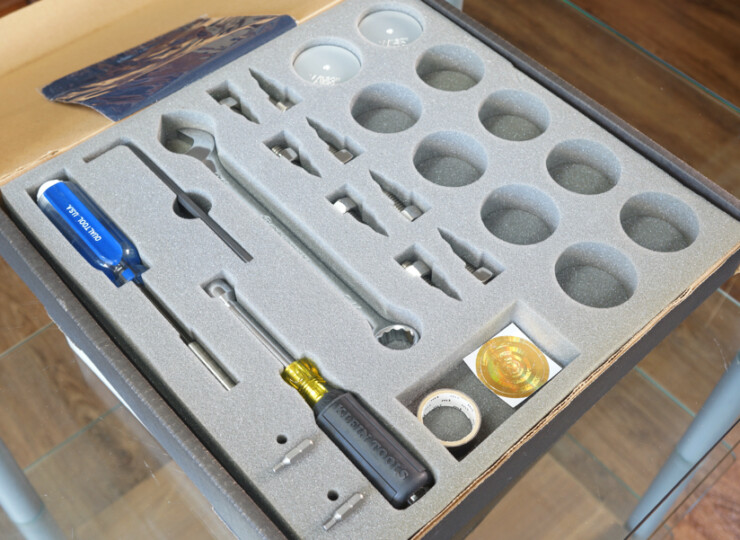 【美品】Wilson Audio SabrinaX オプションカラー【 Fly Yellow】ウィルソン サブリナX 正規輸入品 #R09894 Open toolkit box with a gray foam insert holding multiple precision bits, a blue-handled screwdriver, and a small black handle tool; circular slots organize bits and accessories.
