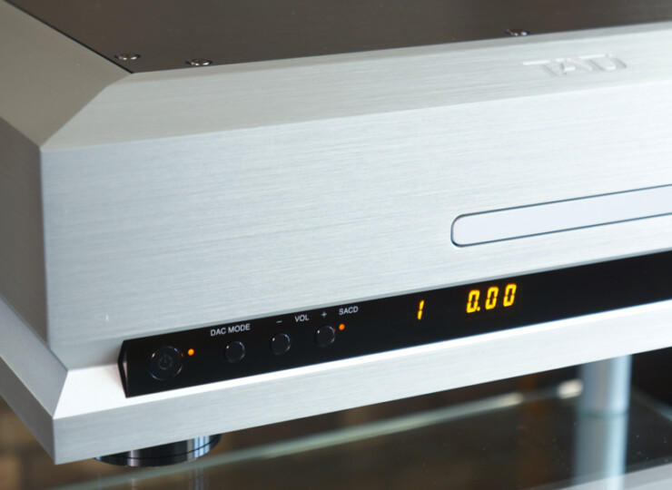 TAD TAD-D1000MK2 SILVER SACD/CDプレーヤー / 384kHz・32bit対応 / リモコンあり#R09883 Front view of a silver stereo amplifier with a black control panel, orange LED readout, and buttons labeled DAC MODE, VOL, and SACD on a glass stand