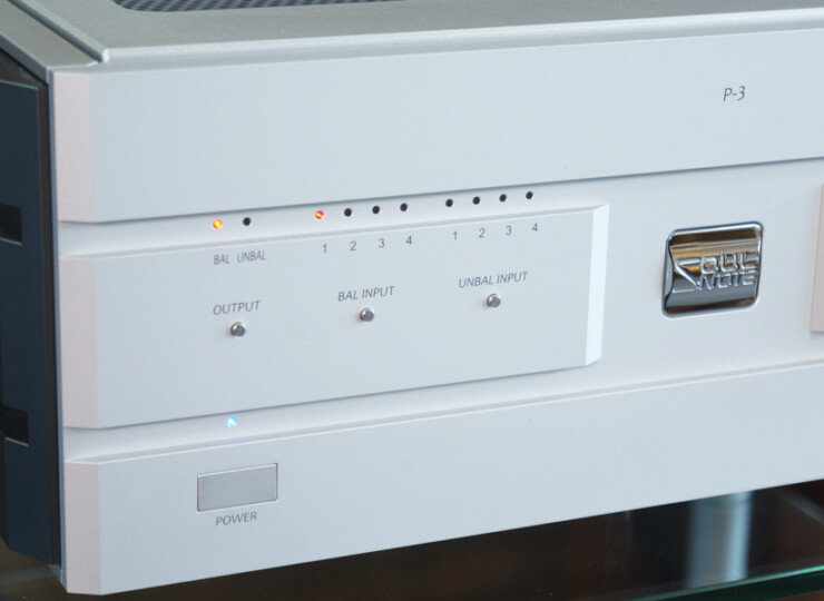 【美品】SOULNOTE P-3 2026年製 ソウルノート プリアンプ プレミアム・シルバー ワンオーナー#R09895 Front panel of a white audio component showing BAL/UNBAL inputs, OUTPUT, input indicators (1–4), a blue power LED, and a chrome badge on the right with GOLD NOTE branding.