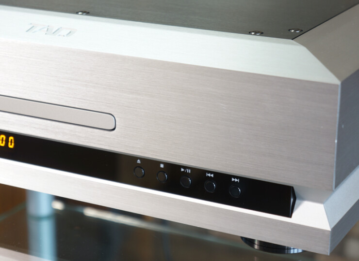 TAD TAD-D1000MK2 SILVER SACD/CDプレーヤー / 384kHz・32bit対応 / リモコンあり#R09883 Close-up of a brushed‑metal audio component with a black control panel and a 0.00 display.