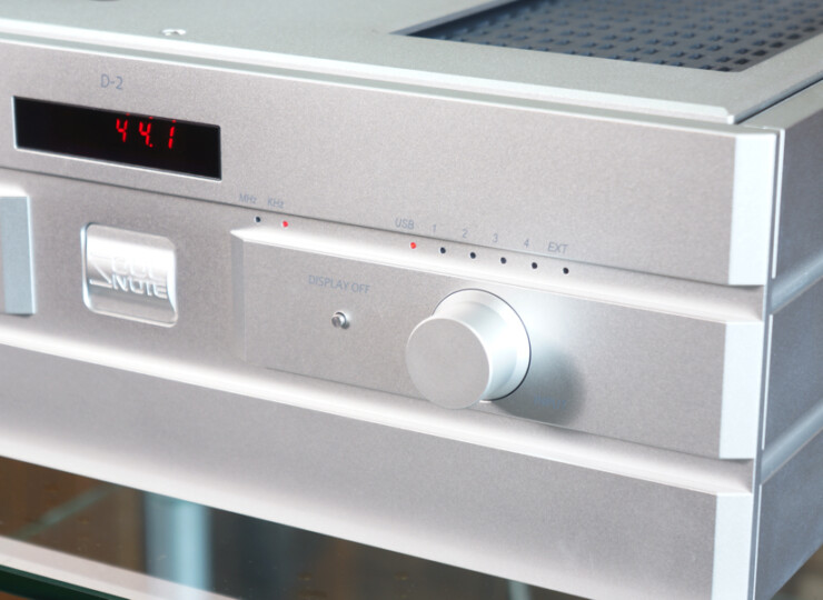 【美品】SOULNOTE D-2 ver2 SF ソウルノート D/Aコンバーター 2026年製 ワンオーナー美品 #R09897 Silver audio receiver with a red LED display reading 44.1, a large silver volume knob, and brushed metal controls.