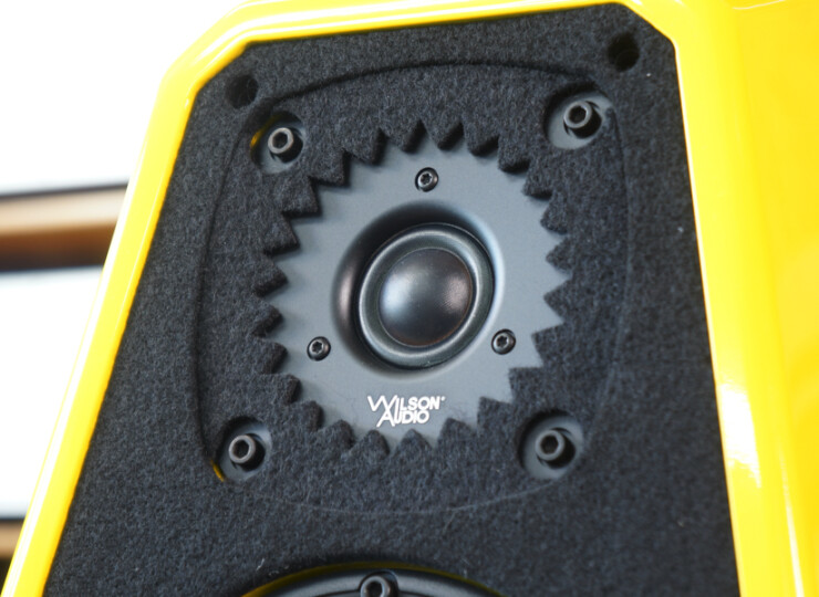 【美品】Wilson Audio SabrinaX オプションカラー【 Fly Yellow】ウィルソン サブリナX 正規輸入品 #R09894 Close-up of a yellow speaker cabinet with a black circular driver and Wilson Audio logo.
