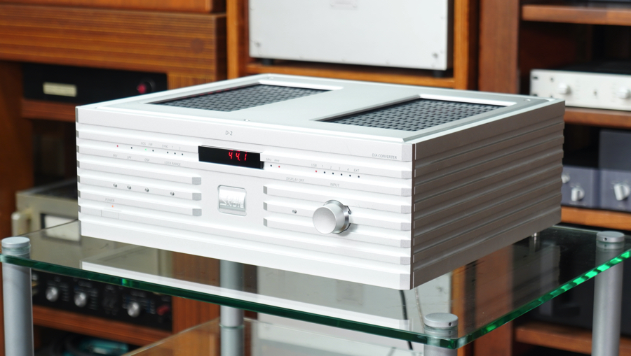 【美品】SOULNOTE D-2 SF ソウルノート D/Aコンバーターワンオーナー美品 #R10047 White vintage stereo amplifier on a glass table with wooden shelves in the background, revealing a retro audio setup.
