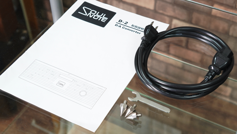 【美品】SOULNOTE D-2 SF ソウルノート D/Aコンバーターワンオーナー美品 #R10047 Manual for Soul Note D-2 DAC with a coiled power cable, alongside a wrench and small set of spikes and screws on a glass surface.