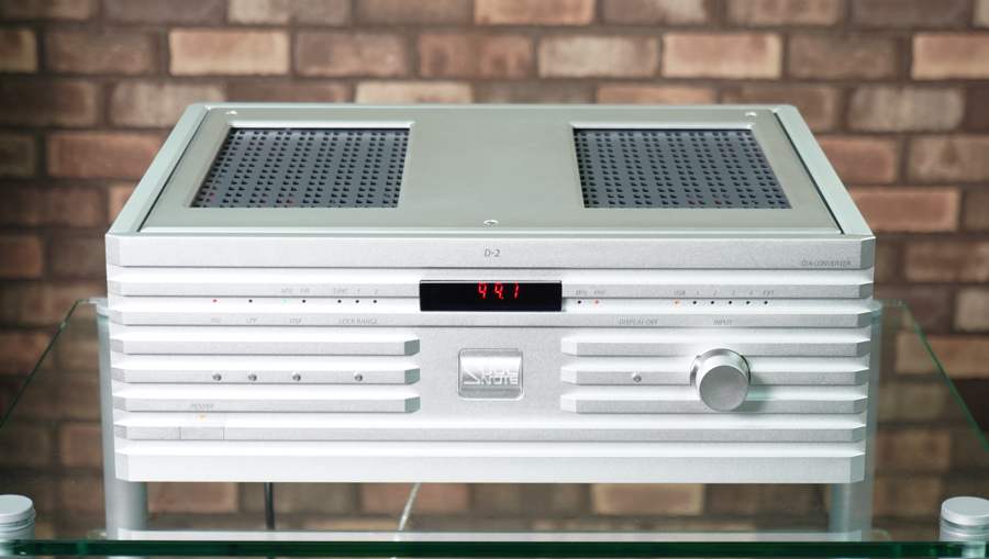 【美品】SOULNOTE D-2 SF ソウルノート D/Aコンバーターワンオーナー美品 #R10047 Silver vintage hi-fi stereo amplifier on a glass shelf against a brick wall, featuring a digital display, large volume knob, and horizontal ridges on the front panel.