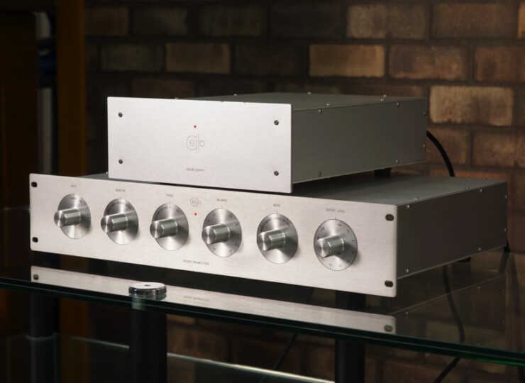 【美品】Cello ENCORE PRE チェロ プリアンプ 初期個体 / MMフォノ対応 動作良好 #R09974 Hi-fi stereo amplifier stack with five large knobs on the brushed aluminum front, placed on a glass shelf against a brick wall.