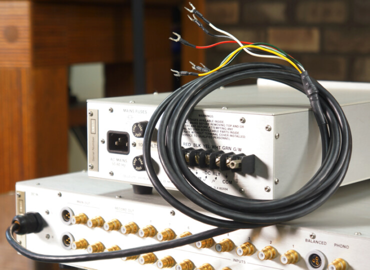 【美品】Cello ENCORE PRE チェロ プリアンプ 初期個体 / MMフォノ対応 動作良好 #R09974 Rear view of silver audio/rack equipment with multiple connectors and a large coiled black cable.