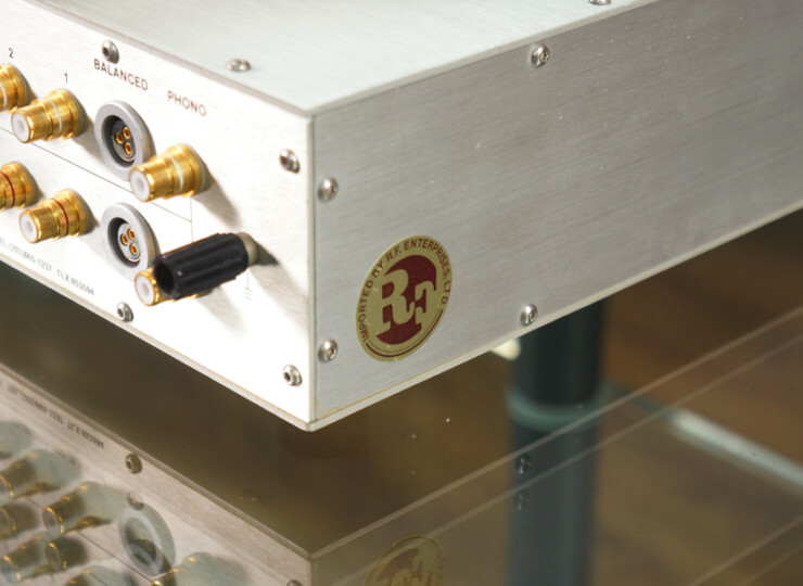 【美品】Cello ENCORE PRE チェロ プリアンプ 初期個体 / MMフォノ対応 動作良好 #R09974 Rear panel of a silver audio device with gold RCA jacks, a balanced XLR input, and a circular RC Enterprises logo on the side panel